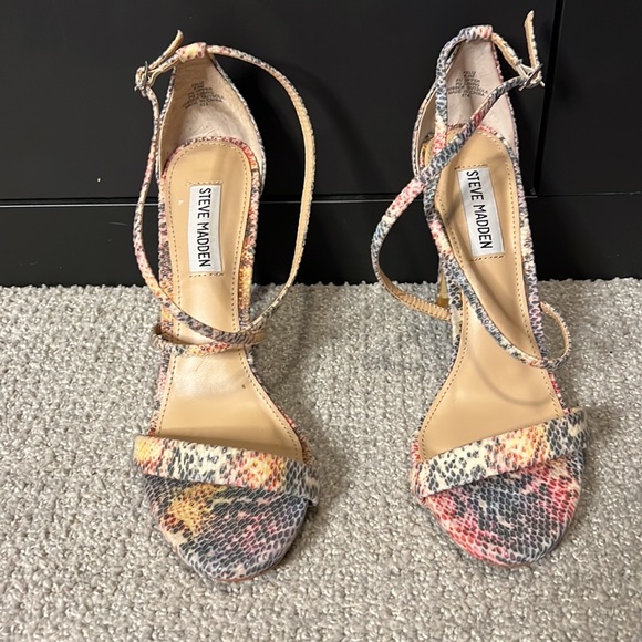 LOVIN’ MULTICOLORED STEVE MADDEN HEELS - Picture 2 of 4